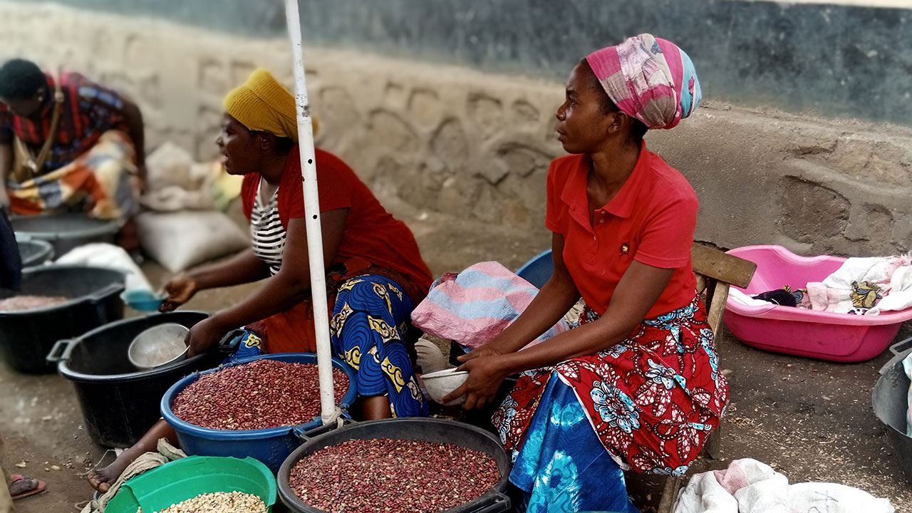 Bean vendors at the Minova market, Kalehe Territory