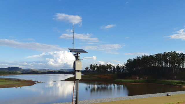 Microseismic technology for tailings dams monitoring in front of a body of water