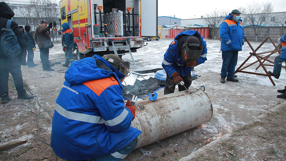Employees of KyivTeploEnergo, a heat and hot water supplier, learn to use the equipment in emergency repair vehicles