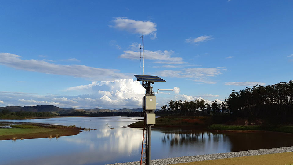 Seismic station from a microseismic monitoring system that stores part of the installed equipment in the field