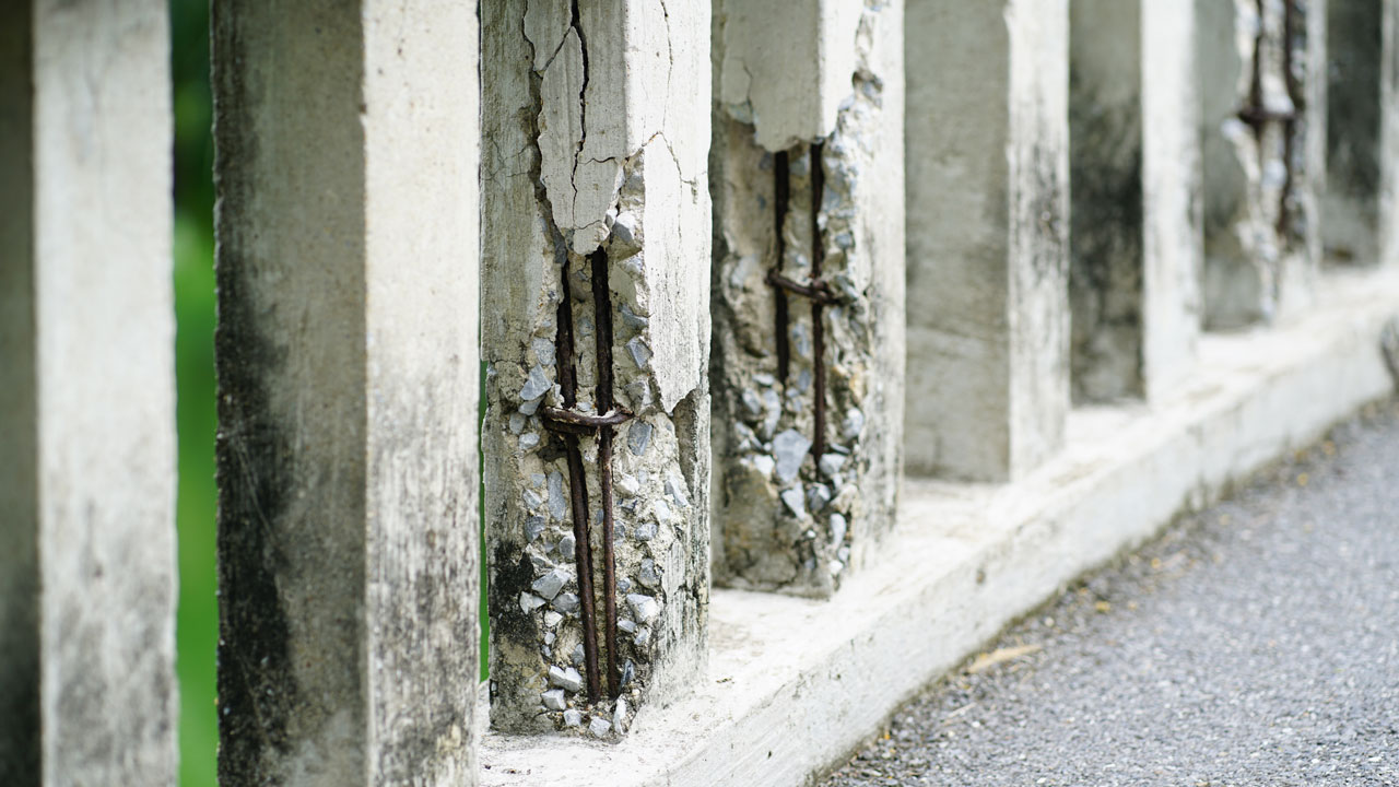 Disintegrating concrete beams