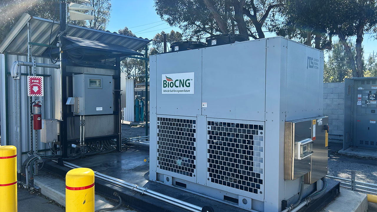 Gas analyzer, control panel, and glycol chiller