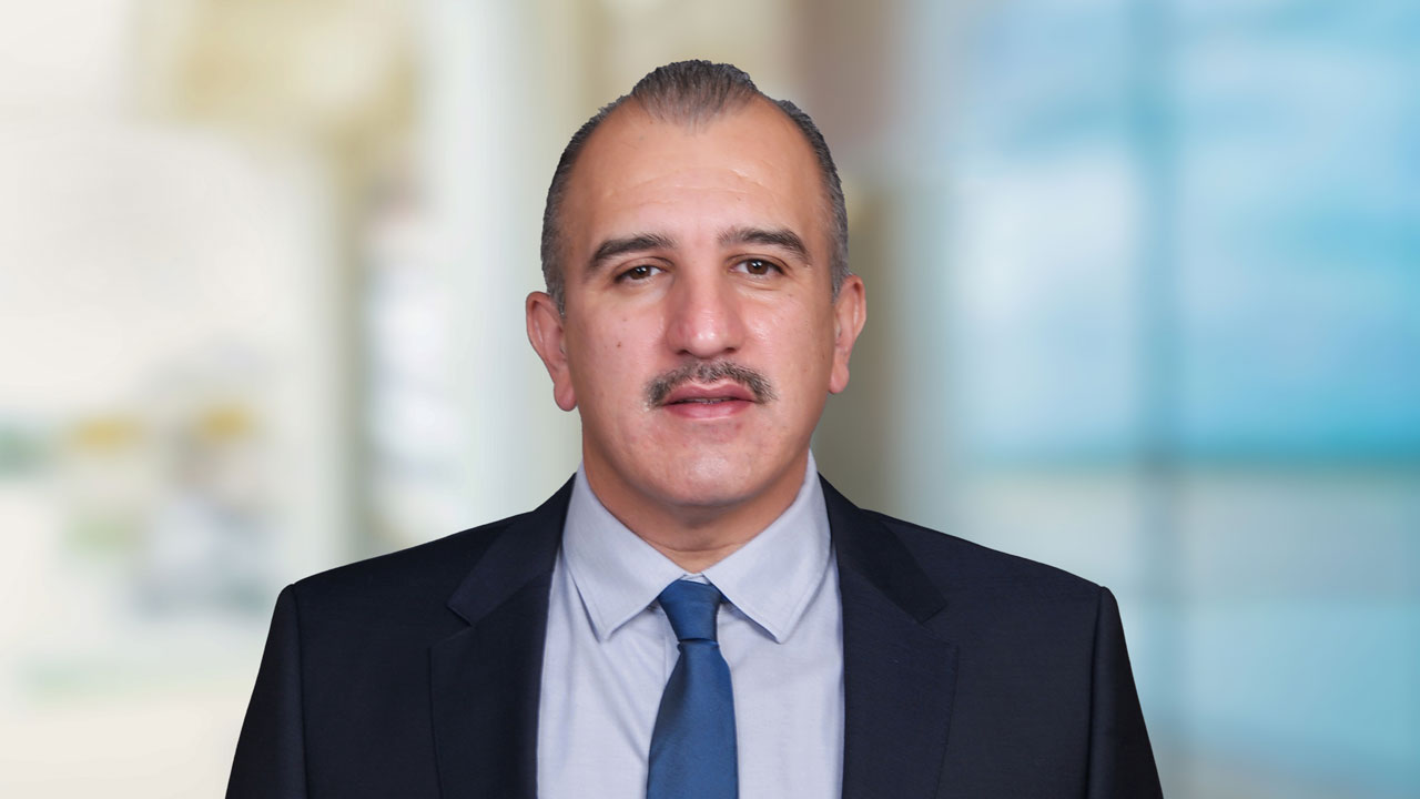 Headshot of César Antonio León