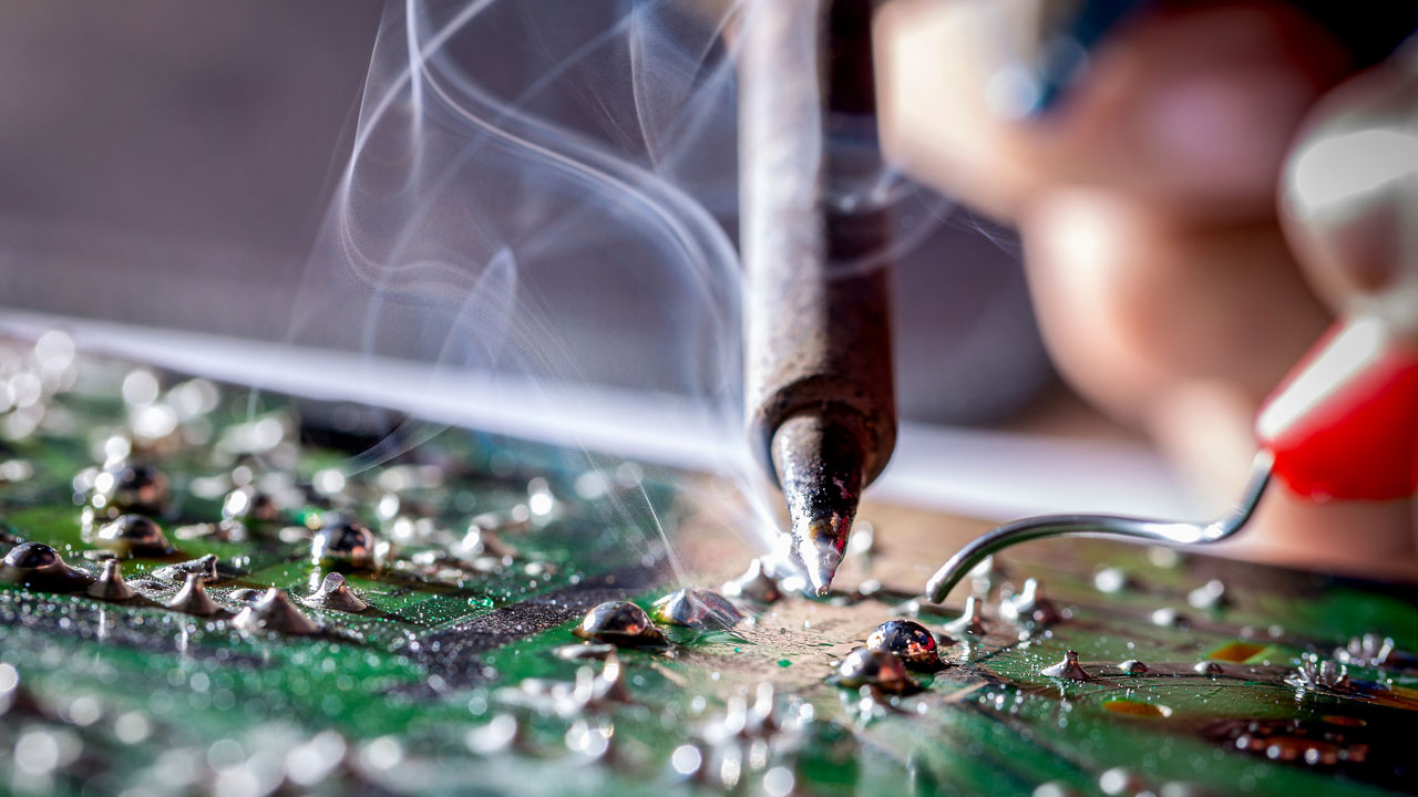 Soldering of connections on a circuit board