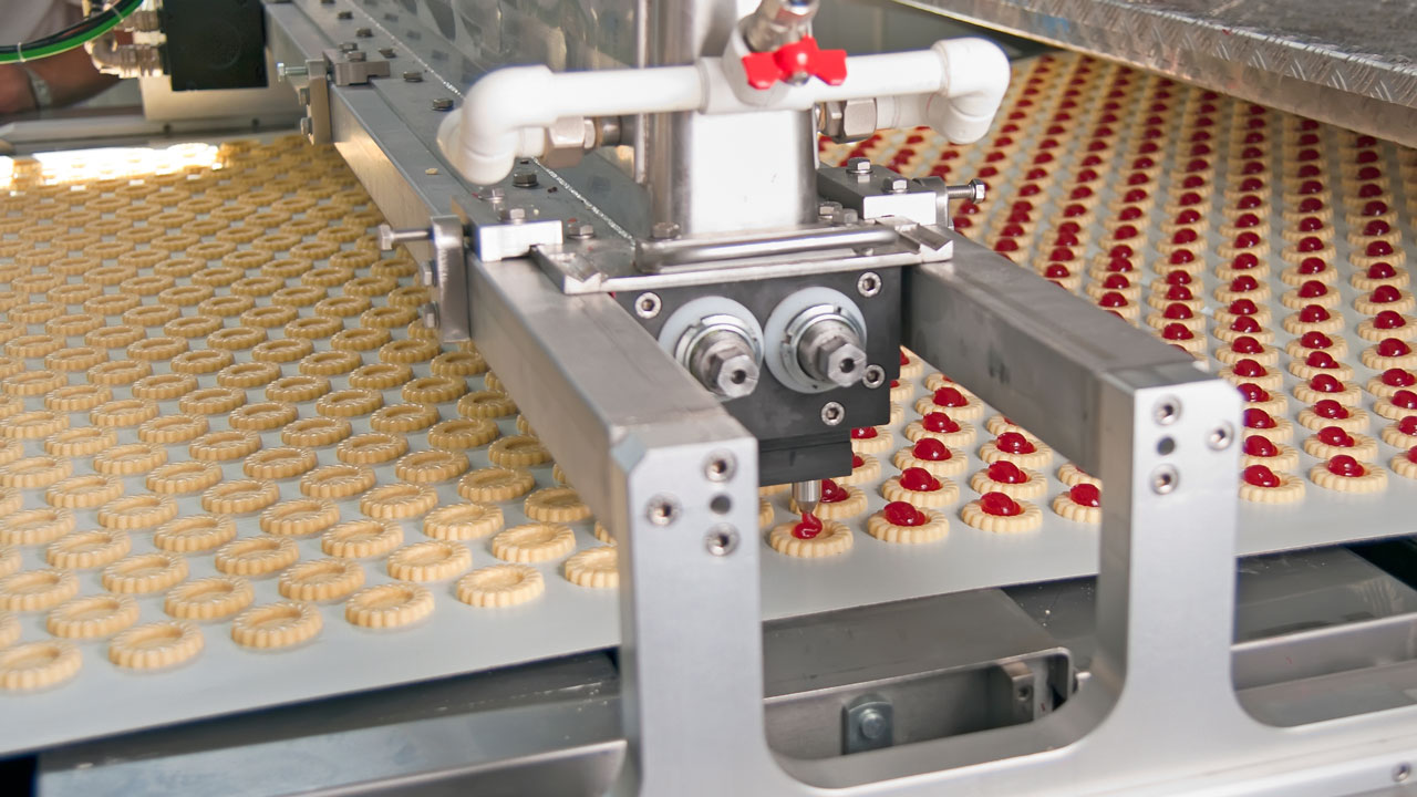 Cookies getting filled through automated conveyor belt system